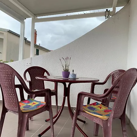 Apartment Captain's House Baska Voda